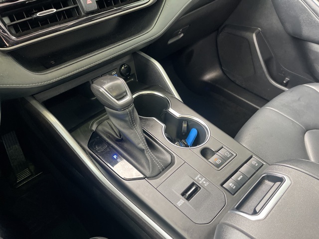 Toyota Highlander XLE 2022 – Transmisión Automática, Tracción Delantera, Gasolina, Color Rojo - Vehículos usados y nuevos en venta a los mejores precios en República Dominicana
