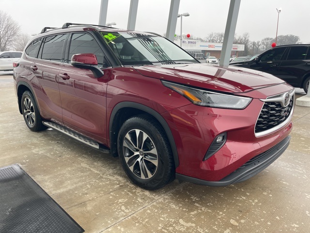 Toyota Highlander XLE 2022 – Transmisión Automática, Tracción Delantera, Gasolina, Color Rojo - Vehículos usados y nuevos en venta a los mejores precios en República Dominicana